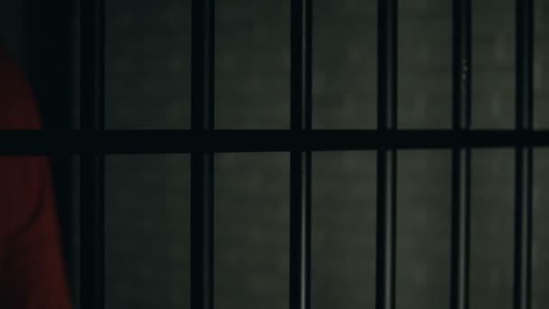 Φυλακισμένος με πληγές στα χέρια που στέκονται κοντά σε κάγκελα, φυλάκιση μετά από μάχη. — Αρχείο Βίντεο