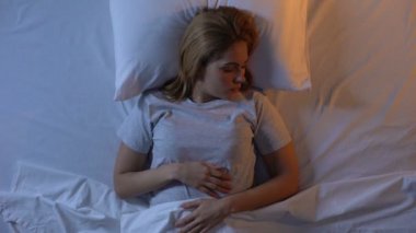 Güzel kadın kolayca sabah güneşi ile uyanma, sağlıklı uyku, üst-view