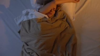 Kadın atmak ve yatakta dönüm, dışında gürültü nedeniyle uykuya cant
