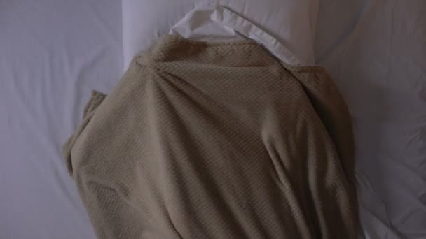 迷惑な女性は夜に眠りに落ちることができない、不快な睡眠条件 — ストック動画
