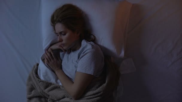Леди плачет во сне, несмотря на сильную мигрень, кошмары, нервный срыв — стоковое видео