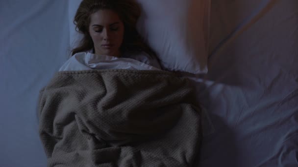 Leżąc w łóżku kobieta biorąc lek przeciwdepresyjny, aby zatrzymać ból głowy i zasnąć — Wideo stockowe