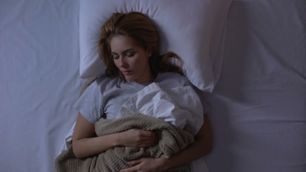 Красива жінка має здоровий і сильний сон на зручному ортопедичному ліжку — стокове відео