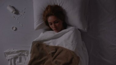 Bir sürü ağrı kesici alarak intiharetmeye çalışan kadın, psikolojik bozukluk