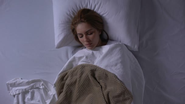 Mujer débil que duerme en la sala del hospital, hospitalización, atención médica, vista superior — Vídeos de Stock
