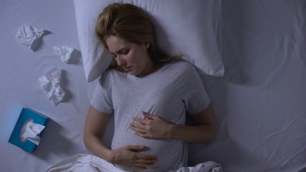 Lonely gravid kvinnlig gråtande säng på natten, strök mage, upplösning depression — Stockvideo