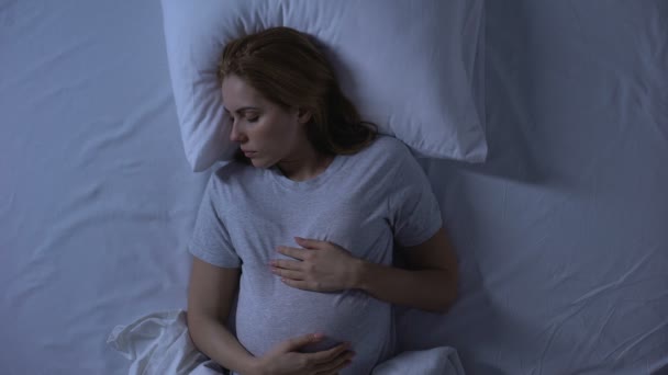 Jolie femme qui s'attend à dormir dans le lit vue du dessus, se reposant la nuit, confort — Video