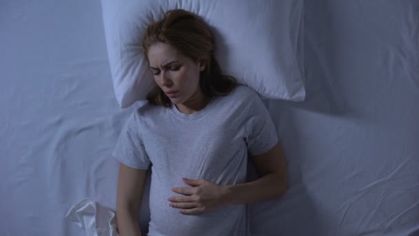 Esperando mulher jogando na cama à noite, dificuldades de gravidez, insônia — Vídeo de Stock