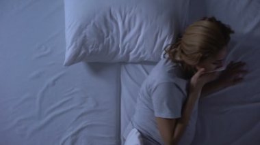 Yorgun hamile kadın mide bulantısı acı, doku ile ağız silme, zayıflık