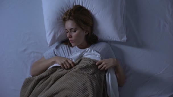 Mujer cansada llevando un niño girando en la cama, dificultades de embarazo, pesadillas — Vídeo de stock