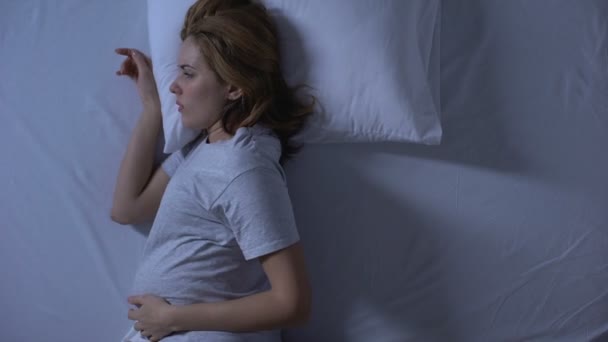 Femme enceinte souffrant de douleur prendre la pilule couché dans le lit, médicament effet secondaire — Video