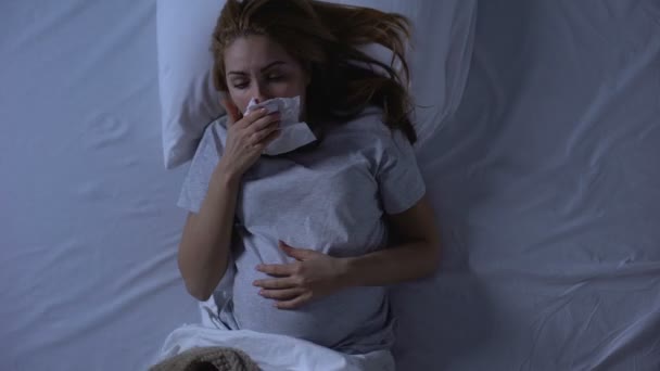 Εξαντλημένη έγκυος γυναίκα που υποφέρει ναυτία, σκούπισμα στόμα με ιστό, αδυναμία — Αρχείο Βίντεο