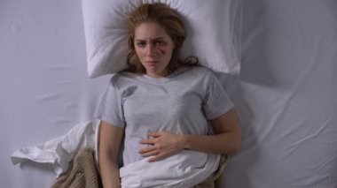 Yüzünde çaresizlik hissi, zorbalık depresyon, istismar ile korkmuş kadın