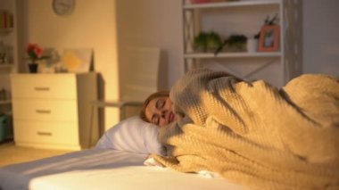 Oldukça pozitif kadın sabah uyanma, gün güneş ışığı, esenlik zevk