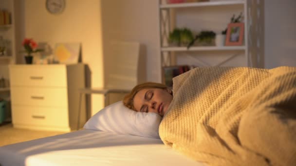 Mulher cansada dormindo na cama, cochilo diurno, preguiça de fim de semana, relaxamento em casa — Vídeo de Stock