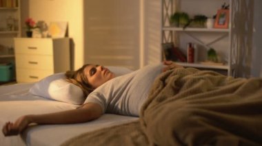 Yatakta uyuyan hamile kadın göbek okşayarak, gündüz uykusu, annelik yorgunluğu