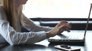 Dizüstü bilgisayarda yazan pensive kadın, belirsiz mesaj gönderme, web sitesi tanışma