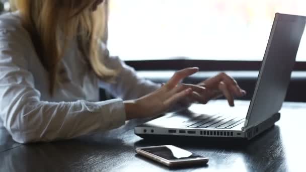 Mulher de negócios digitando no laptop, extremamente feliz com a tarefa concluída, sim sinal — Vídeo de Stock