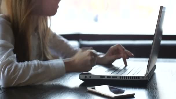 Разочарованная леди агрессивно печатает на ноутбуке, отказывается от работы по электронной почте — стоковое видео