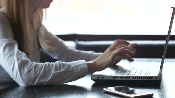 Zamyšraní žena napsaný na laptopu, neurčitě odesílá zprávu, datuje stránku — Stock video