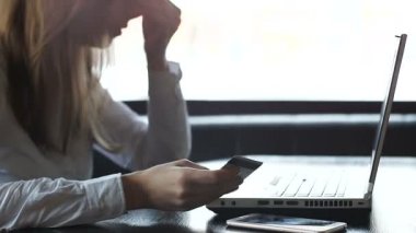 Sinirli kadın dizüstü bilgisayarda online ödeme sisteminde yanlış kart numarası giriyor