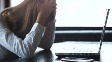 Stresli kadın başını tutarak, öfkeyle dizüstü kapatma, başarısız start-up projesi