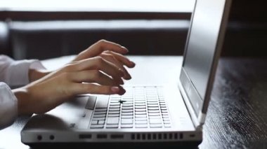 Kadın gazeteci dizüstü bilgisayarda yazma, popüler online dergimakale yazma