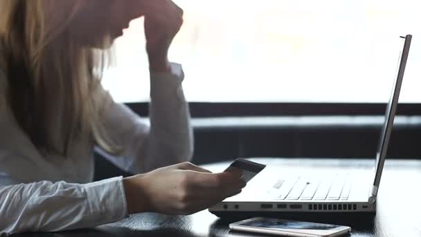 Gefrustreerde vrouw het invoeren van verkeerde kaartnummer in online betalingen systeem op laptop — Stockvideo