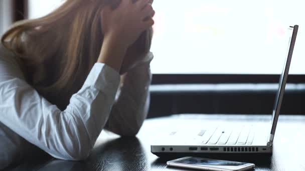 Mujer estresada sosteniendo la cabeza, ordenador portátil de cierre enojado, proyecto de puesta en marcha fallido — Vídeo de stock