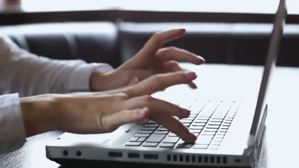 Крупный план женских рук, печатающих на ноутбуке, важный бизнес-проект, работа — стоковое видео
