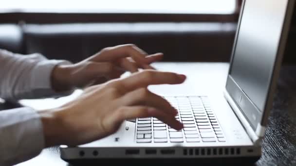 Blogger escribiendo en laptop, escribiendo publicación, chequeando estadísticas de cuenta — Vídeos de Stock