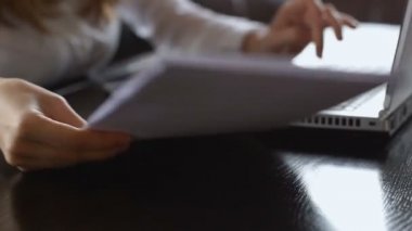 Dizüstü bilgisayar üzerinde çalışan iş kadını, anlaşma kontrol ve arama ortağı