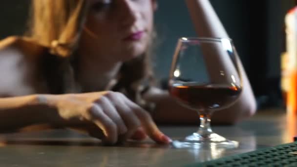 Dronken vrouw zittend alleen in nachtclub en het drinken van Cognac, verspillen leven — Stockvideo