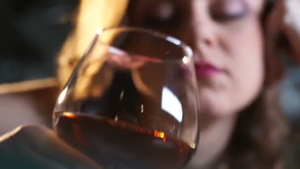 Ubriaca donna distratta che beve brandy e si trasferisce alla musica, sprecando la vita al club — Video Stock