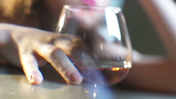 Femme ivre assise au comptoir du bar et prenant un verre d'alcool, dépression — Video