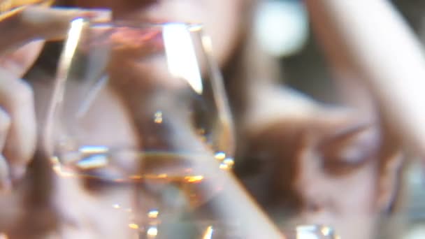 Alcohol verslaafde vrouw drinken glas cognac, binge drinkproblemen — Stockvideo