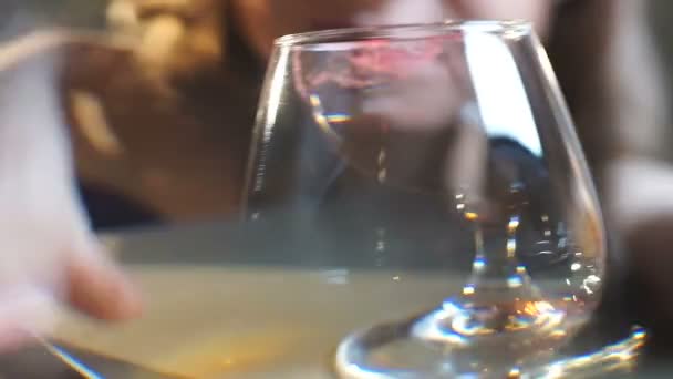 Sarhoş kadın brendi bardağı koyarak, taksi aramaya çalışıyor, alkol bağımlılığı — Stok video