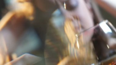 Eski erkek arkadaşına bir gecelik konyak mesajı ile sarhoş bayan