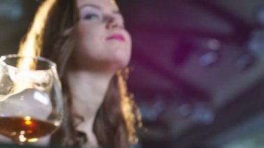 Baştan çıkarıcı bayan saç ile oynarken, gece kulübünde flört, barda brendi cam