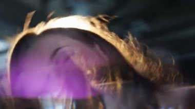 Genç bir kadın elinde alkol bardağıyla dans ediyor ve bar tezgahında uyuyakalıyor.