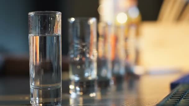 Kvinna dricker alkohol skott på bar Counter, fest på Night Club, slösa liv — Stockvideo