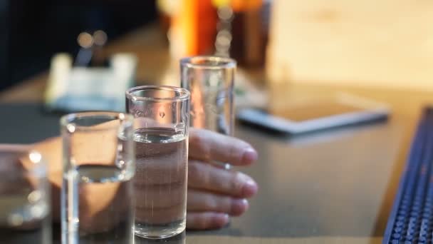 Zorgeloos vrouw drinken alcohol set van schoten op Bar teller, nachtclub partij — Stockvideo