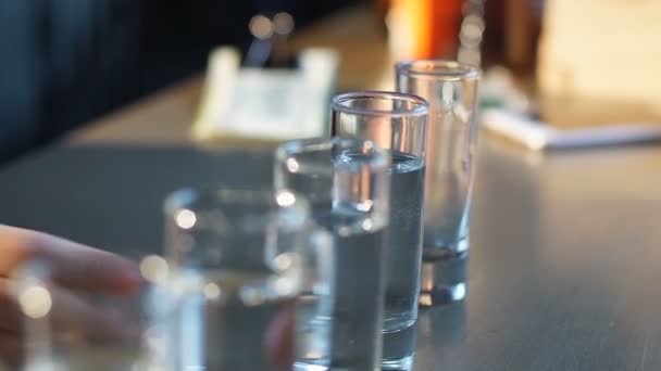 Mulher bebendo conjunto de tiros de álcool, perdendo a consciência no balcão do bar — Vídeo de Stock
