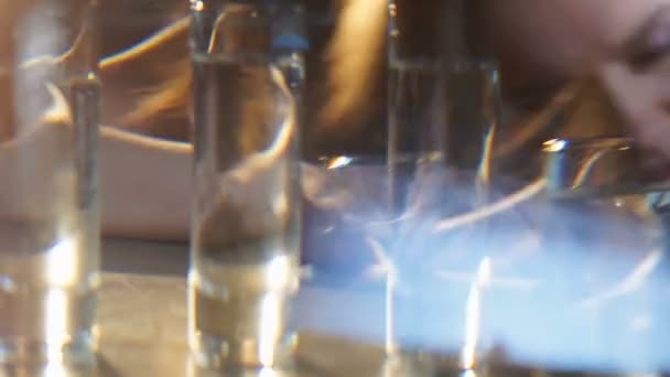 Danseuse buvant des verres d'alcool à la boîte de nuit, dormant sur le comptoir du bar 