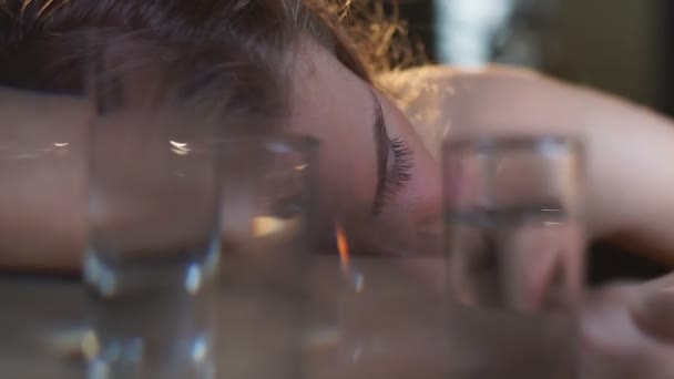 Женщина спит на барной стойке после выпивки текилы на вечеринке, похмелье — стоковое видео