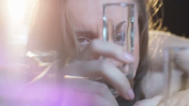 Votka çekimsonra bar tezgahında bilincini kaybeden kadın, alem içme — Stok video