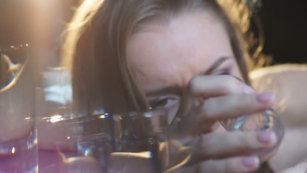 Drunk woman looking at empty shot and losing consciousness at bar counter — Stock Video