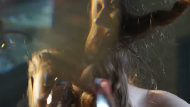Baştan çıkarıcı kadın saç ve flört ile oynarken, bar tezgahında brendi cam — Stok video