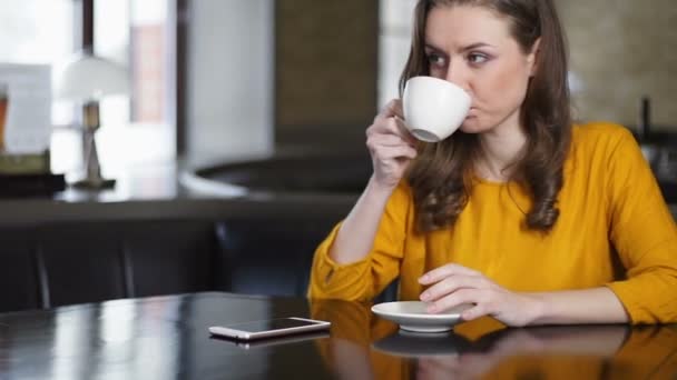 Mujer feliz bebiendo capuchino solo, pidiendo mesero para la factura, relajación — Vídeos de Stock