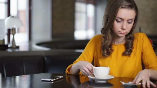 Mulher deixando dinheiro para conta no café e retornando no escritório, coffee break — Vídeo de Stock